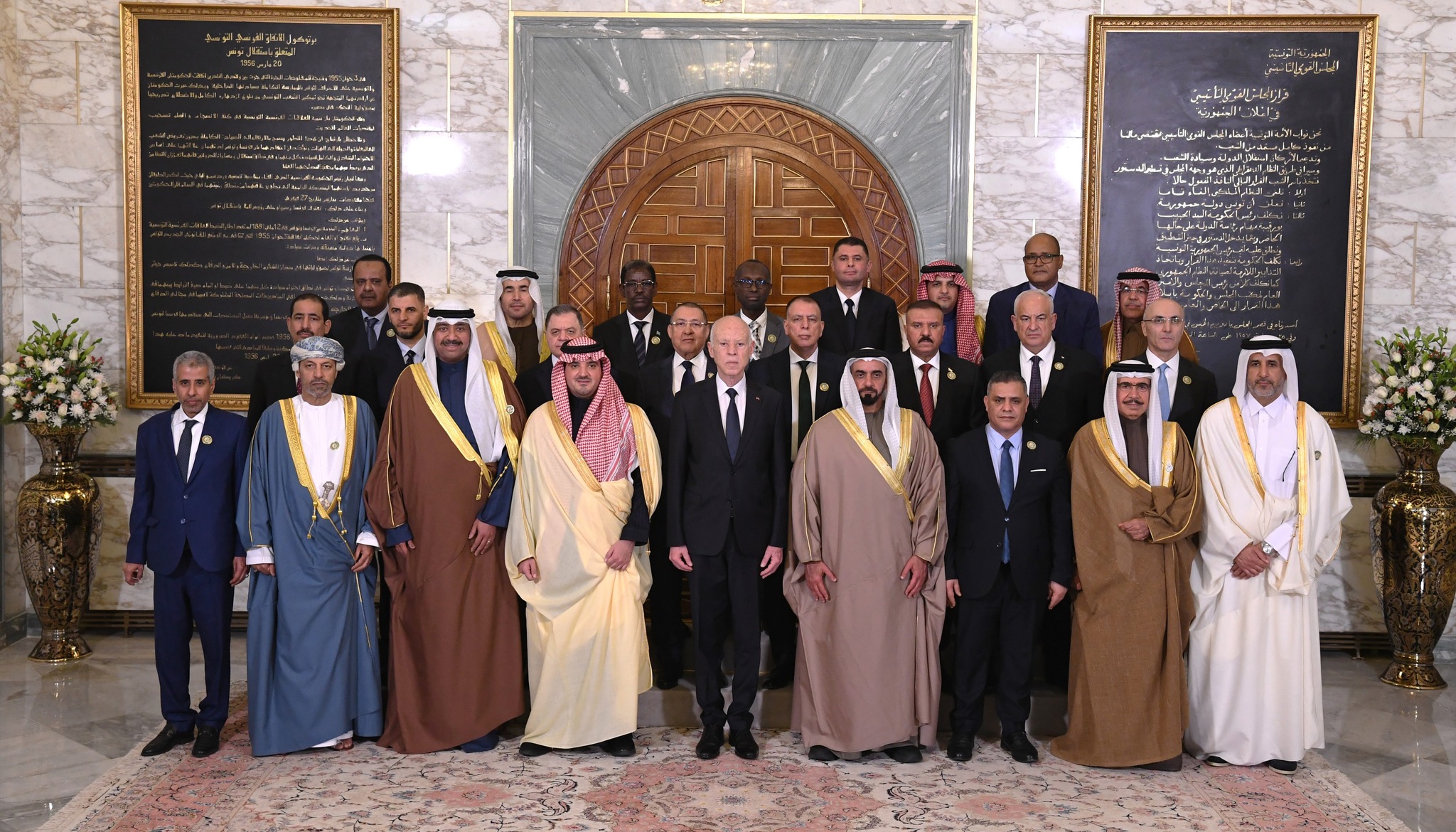 تسلّم رئيس الجمهورية قيس سعيّد الدرع التذكاري لمجلس وزراء الداخلية العرب من صاحب السموّ الملكي الأمير عبد العزيز بن سعود بن نايف بن عبد العزيز آل سعود والدكتور محمّد بن علي كومان الأمين العام لمجلس وزراء الداخلية العرب