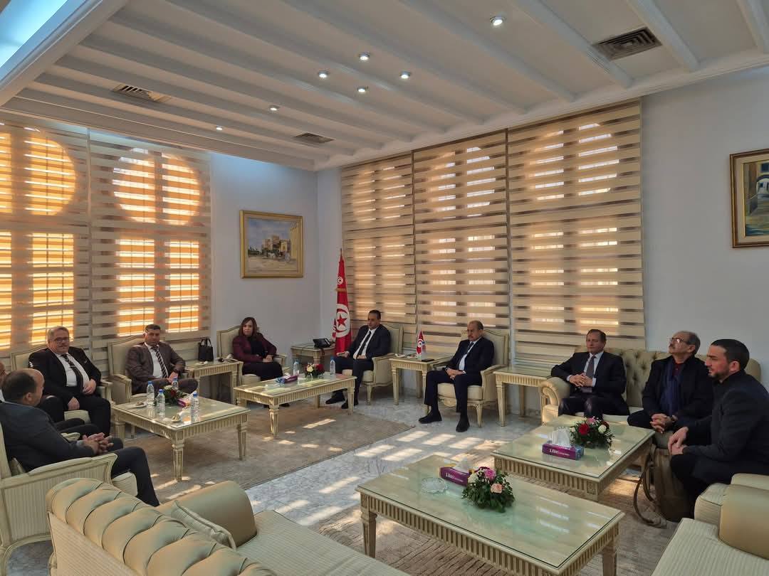 استقبل السيد والي صفاقس يوم الثلاثاء 18 فيفري 2025 بمقر ولاية صفاقس السيدة الرئيس المدير العام لديوان البحرية التجارية و الموانئ مرفوقة بالمدير العام المساعد للموانئ والمدير المركزي للدراسات والتنمية ومدير ميناء صفاقس التجاري وبحضور كل من السيد المعتمد الأول و معتمد صفاقس المدينة