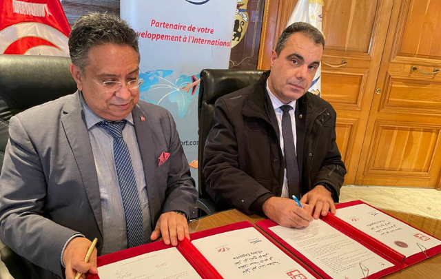 البريد التونسي ومركز النهوض بالصادرات يوقعان دليل الإجراءات الخاص بمنصة « إيزي إكسبور »