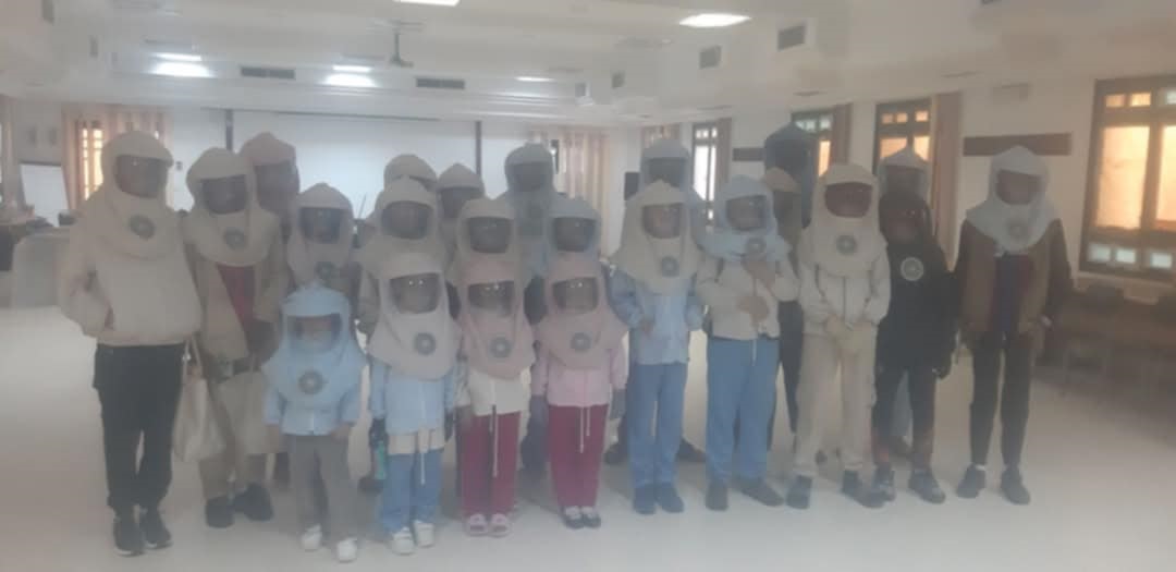 الدكتور محمد الزغل عن الجمعية التونسية لاطفال القمر يقدم تفاصيل تسليم ملابس مكيفة و واقيات مجانية لاطفال القمر
