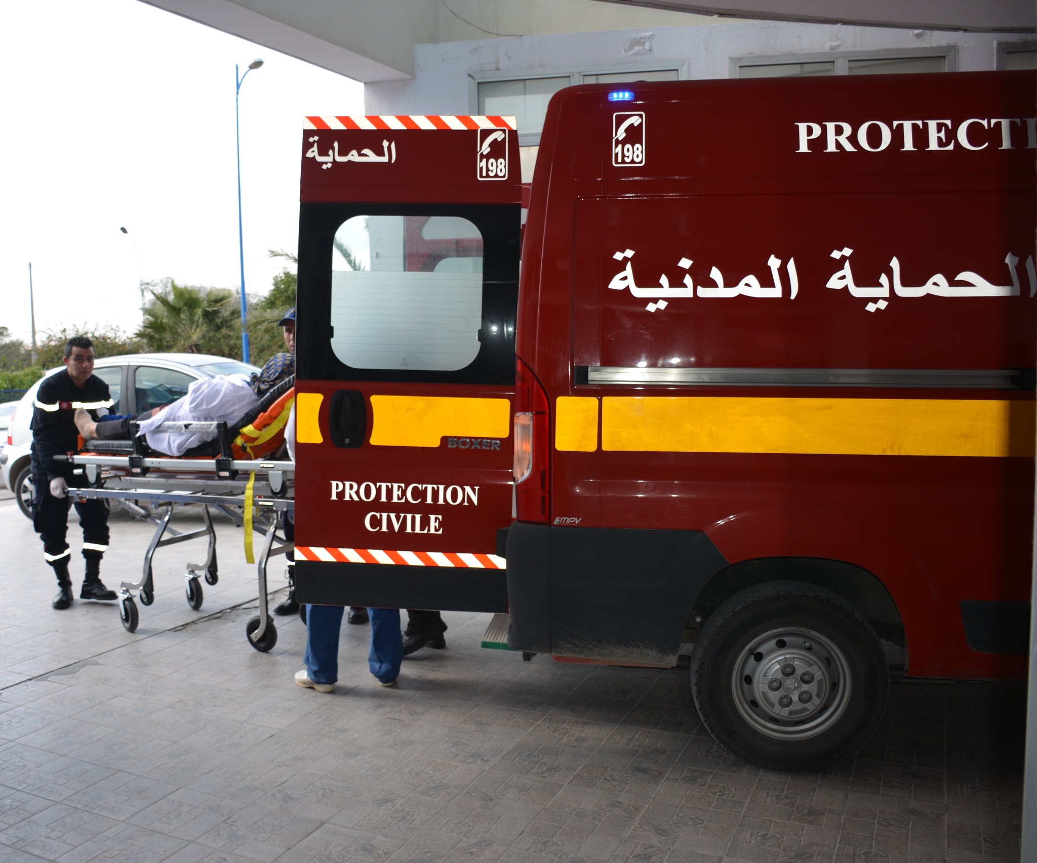بعد نقل 3 طالبات: الحماية المدنية تتدخل لنقل طالبتين أخرتين إلى مستشفى القيروان
