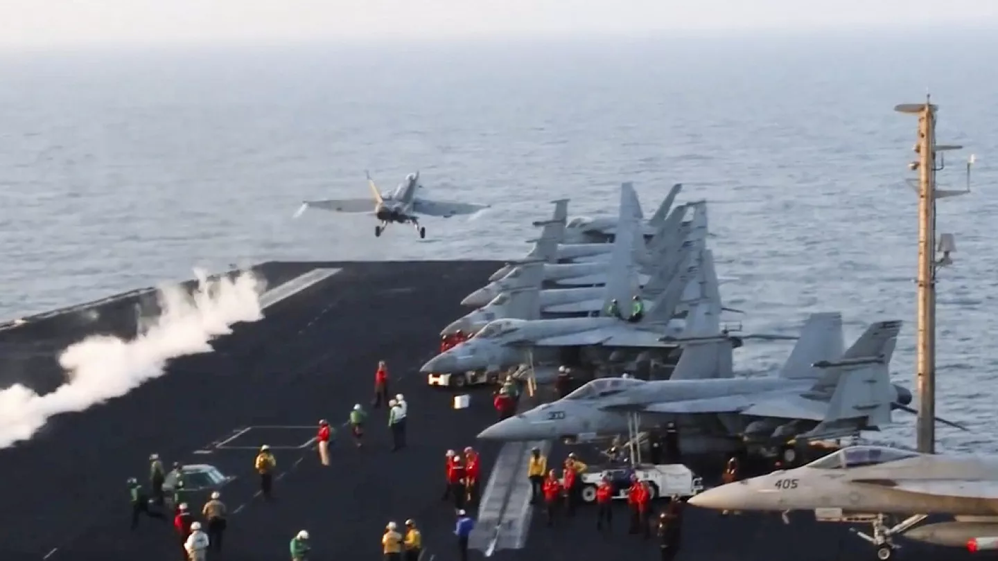 Yémen : les Houthis lancent 18 missiles et drones contre le porte-avions américain