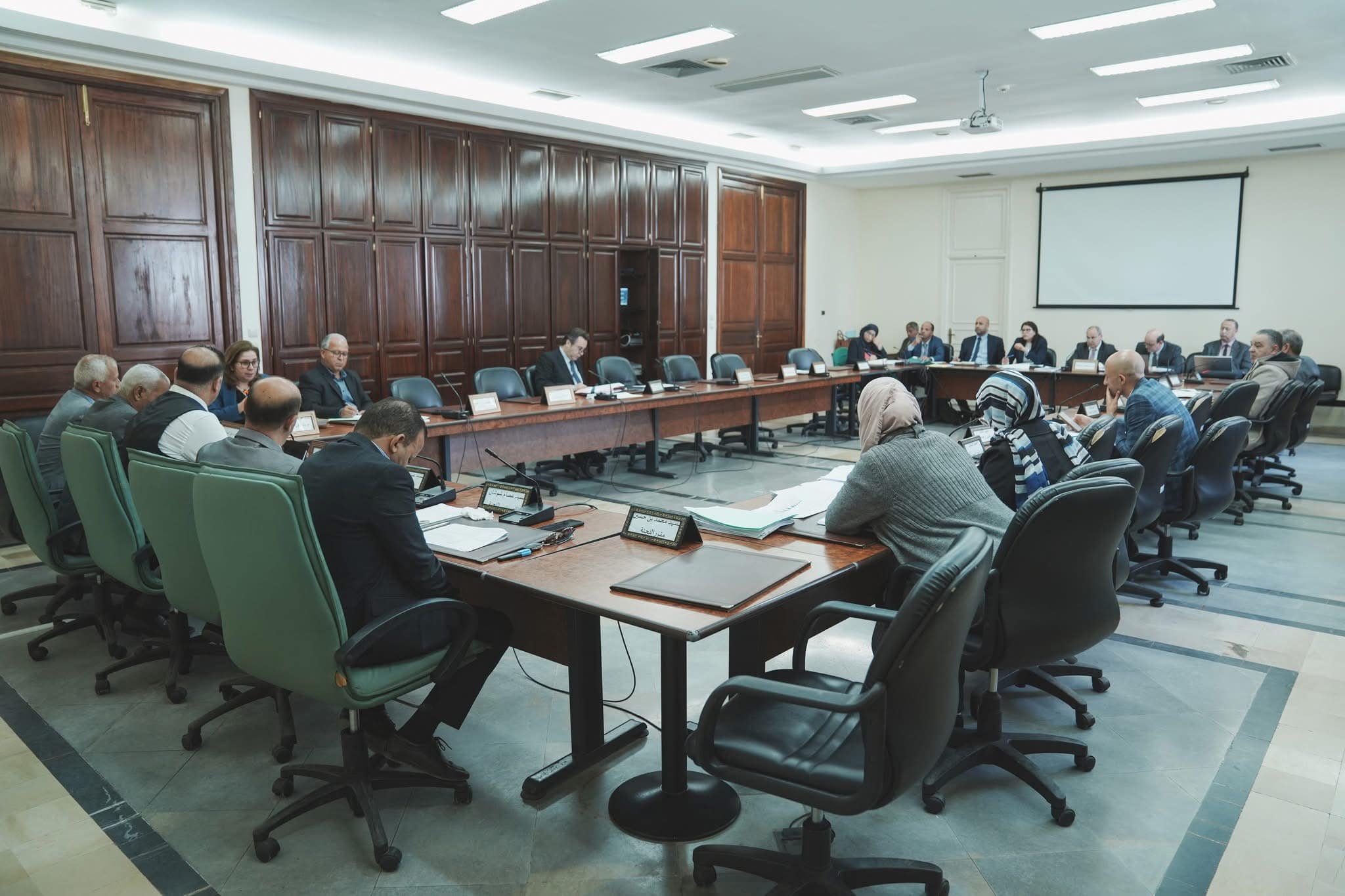 لجنتا المالية والميزانية والتخطيط الاستراتيجي تعقدان جلسة استماع إلى ممثلين عن وزارة الاقتصاد والتخطيط ووزارة المالية والبنك المركزي التونسي 