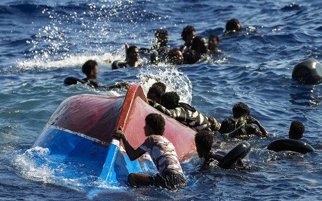 وكالة : وفاة 6 مهاجرين وفقد 40 بعد غرق قارب قبالة إيطاليا