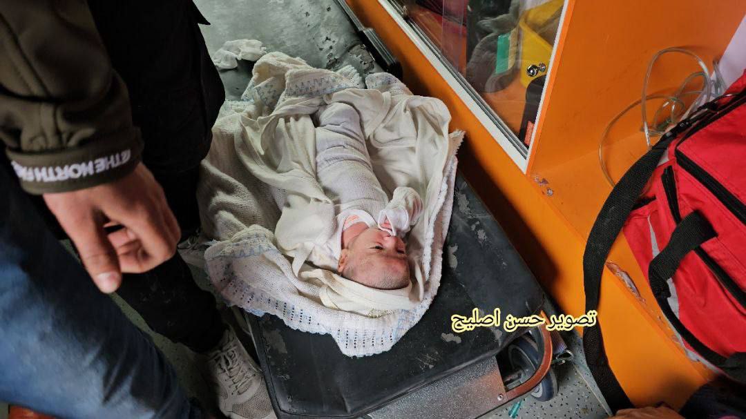  إنقاذ رضيعة  من تحت ركام منزل عائلتها بعبسان الكبيرة في خانيونس و استشهاد والديها
