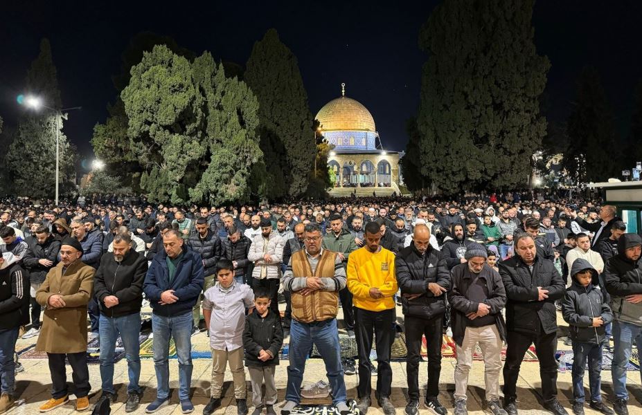 آلاف الفلسطينيين يُؤدون صلاتي العشاء والتراويح بالمسجد الأقصى  