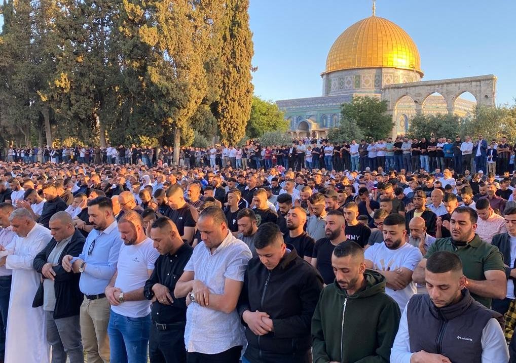 حوالي 80 ألف فلسطيني يؤدون صلاة الجمعة بالأقصى رغم حواجز الاحتلال