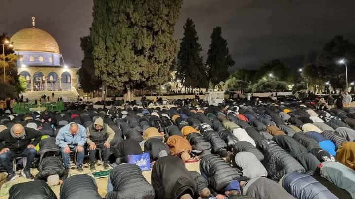 عشرات الآلاف يؤدون صلاتي العشاء والتراويح في المسجد الأقصى