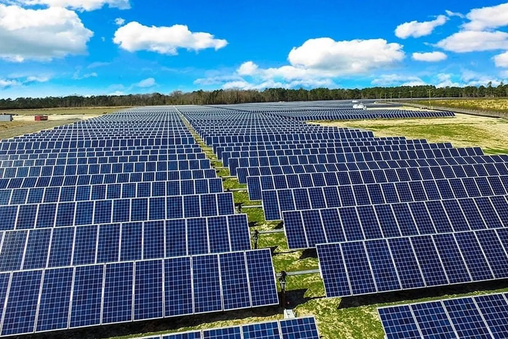 توقيع الاتفاقيات الخاصة بإنجاز مشاريع لإنتاج الكهرباء من الطاقة الشمسية الفولطاضوئية بقفصة وسيدي بوزيد وقابس