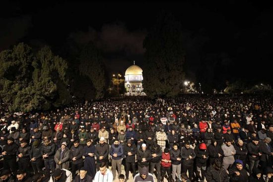 آلاف الفلسطينيين يؤدون صلاتي العشاء والتراويح في المسجد الأقصى
