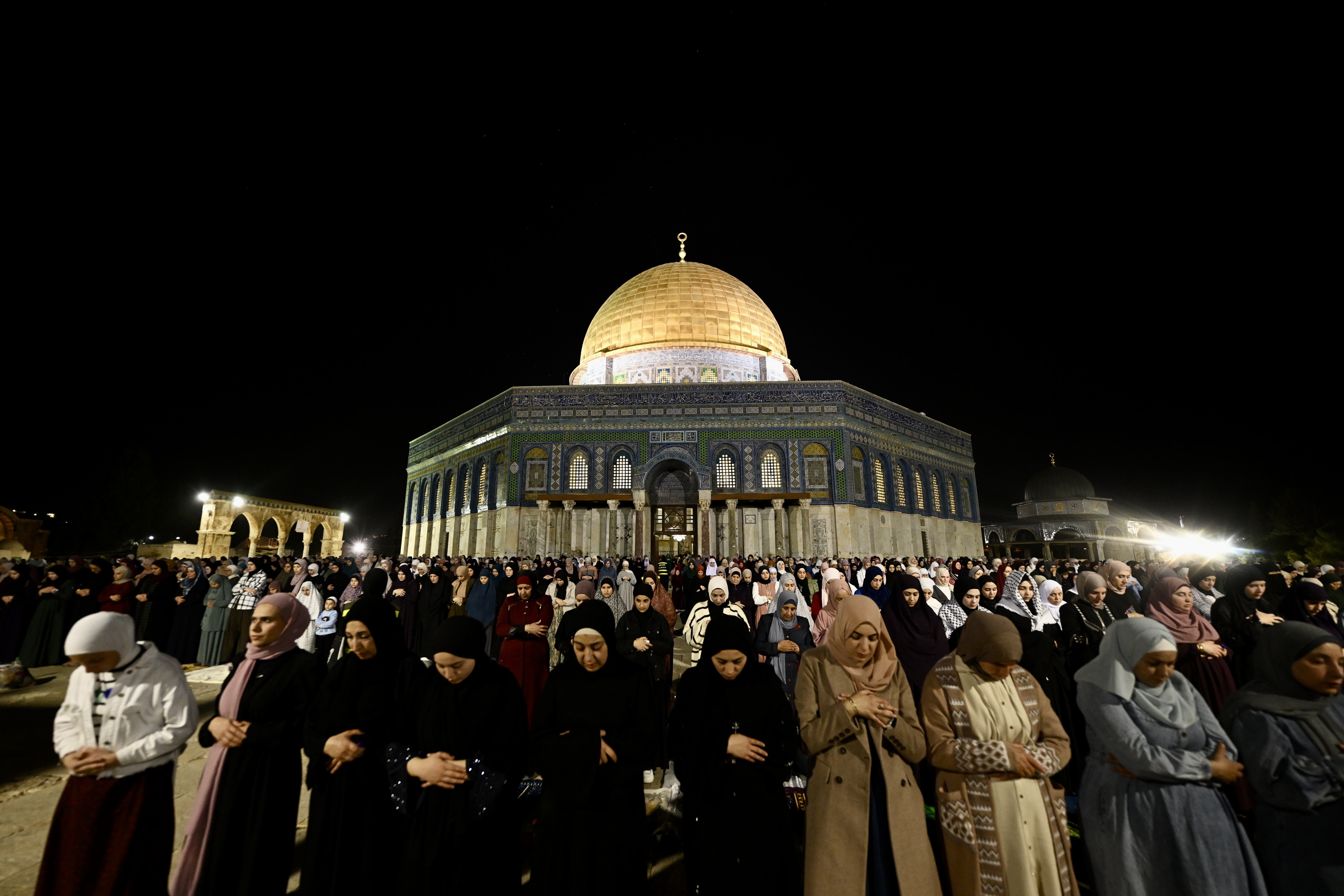 آلاف الفلسطينيين يؤدون صلاتي العشاء والتراويح في المسجد الأقصى