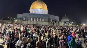 آلاف الفلسطينيين يؤدون صلاتي العشاء والتراويح في المسجد الأقصى