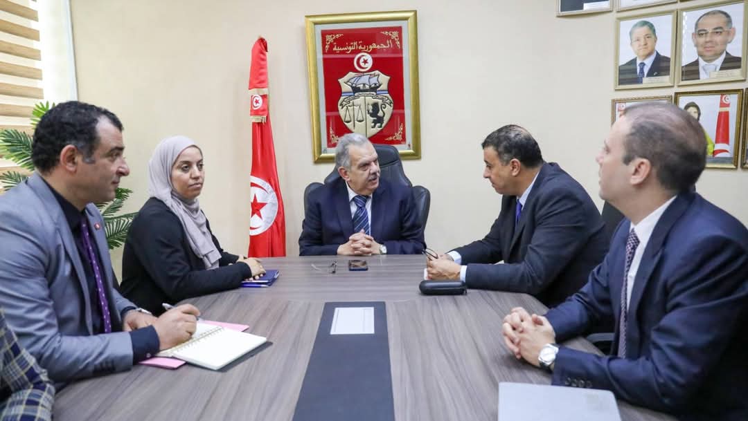وزير الشباب والرياضة مع أعضاء المكتب الجامعي لكرة القدم