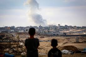 استشهاد 8 فلسطينيين في قصف صهيوني على منازل وخيام بشمال وجنوب قطاع غزة