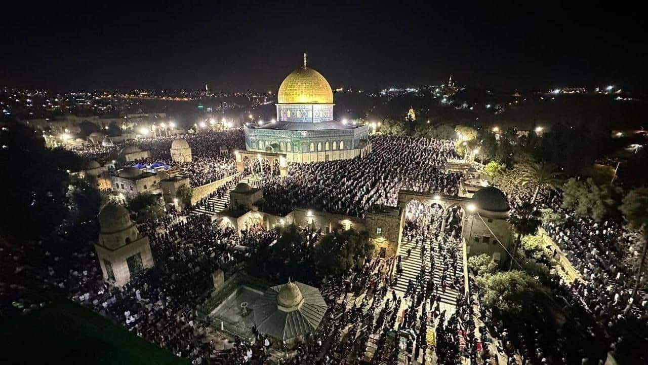 القدس المحتلة : 100 ألف فلسطيني يؤدون صلاتي العشاء والتراويح في رحاب المسجد الأقصى المبارك