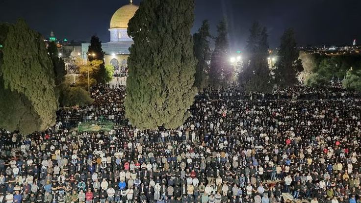 ختم القرآن الكريم بالمسجد الأقصى بحضور 100 ألف مُصلٍّ