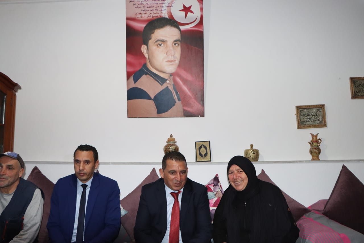 زيارات معايدة إلى عائلات عدد من شهداء المؤسستين الأمنية والعسكرية بالمنستير
