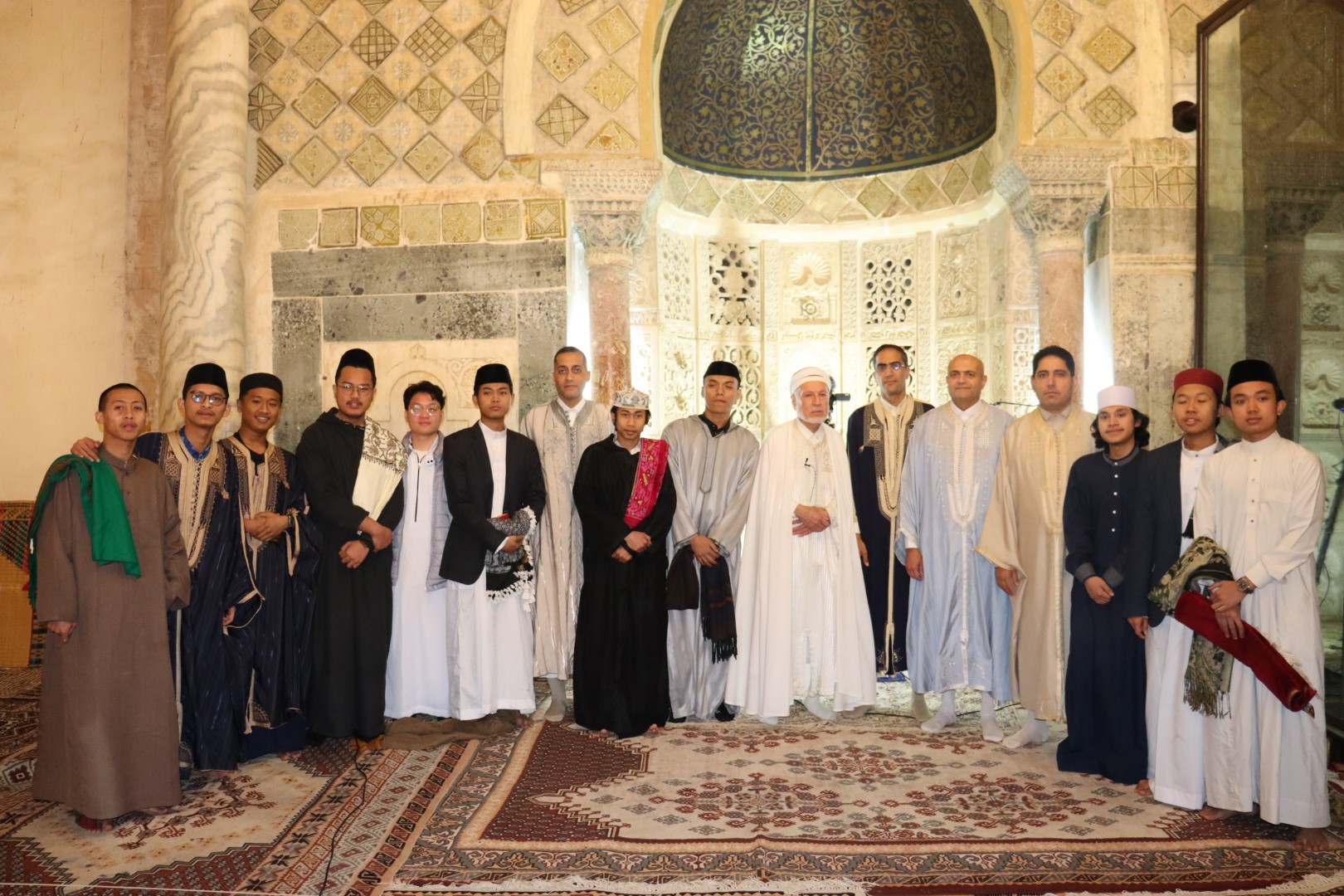 والي القيروان  يشارك المصلين أداء صلاة عيد الفطر المبارك بجامع عقبة بن نافع 
