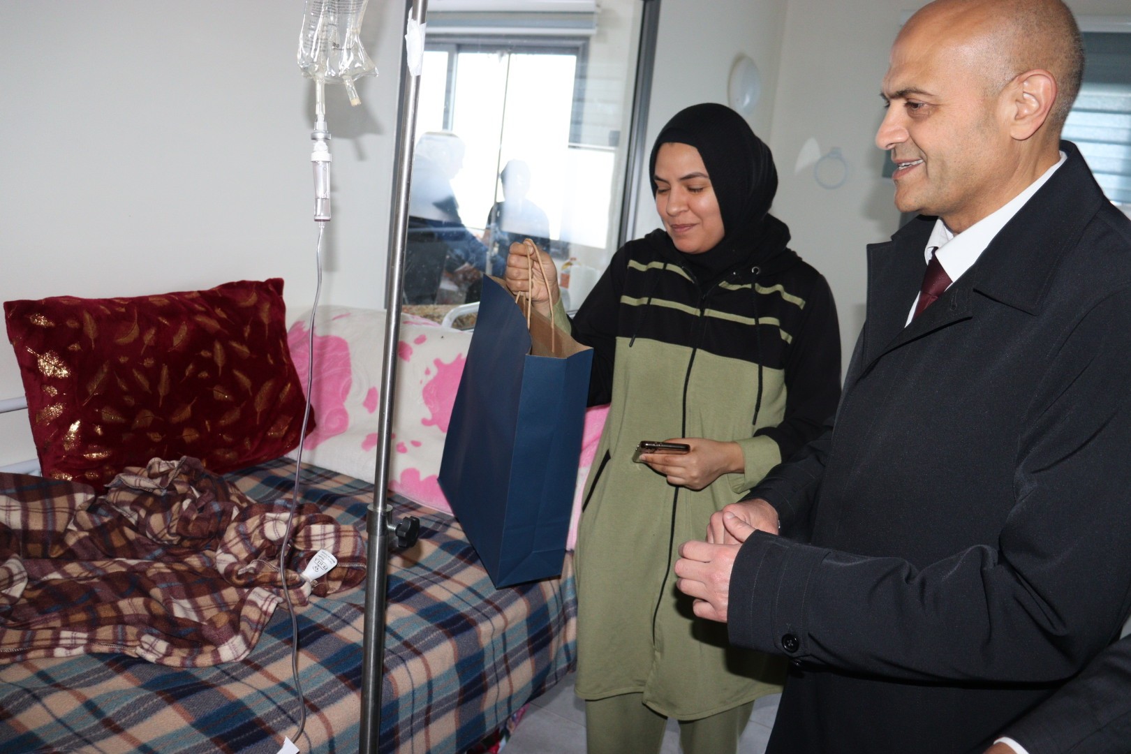 بمناسبة العيد والي القيروان يعايد الاطفال المقيمين بالمستشفى الجامعي ابن الجزار