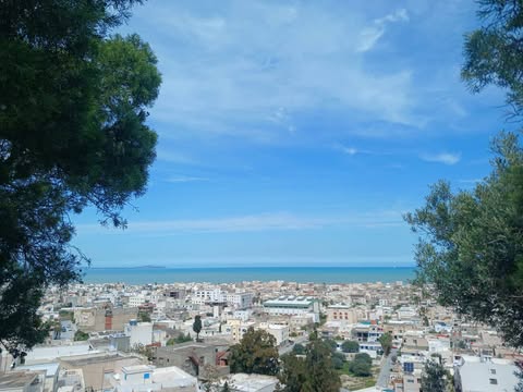 سحب عابرة مع امطار متفرقة  والحرارة تتراوح بين 18 و33 درجة 