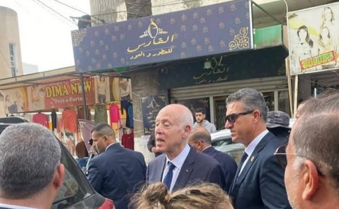 رئيس الجمهورية يلتقي عددا من المواطنين بالمكنين ويستمع إلى مشاغلهم