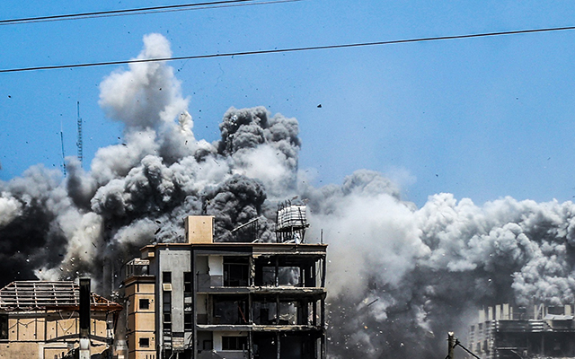 فلسطين : 7 شهداء ومصابون جراء قصف الاحتلال الصهيوني منزلا وسط غزة