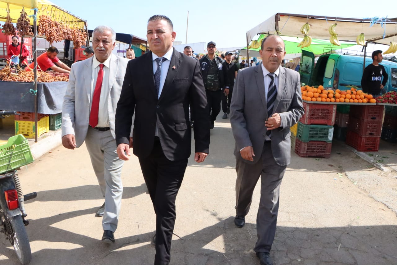 عيسى موسى يؤدي زيارة مراقبة إلى السوق الأسبوعية بمدينة المنستير. 