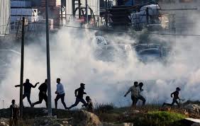 إصابات بالاختناق في صفوف الفلسطينيين خلال اقتحام قوات الاحتلال الصهيوني لبلدة جنوب بيت لحم