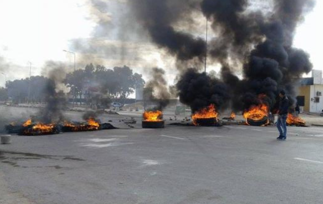 باجة: مواطنون يحتجون ويشعلون العجلات المطاطية بنفزة بعد تنفيذ قرارات هدم لمساكن دون رخص
