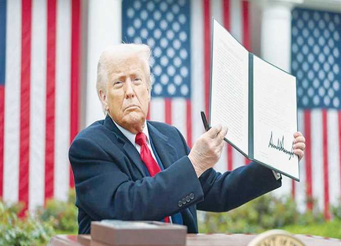 بعد "هجوم" الامريكيين على محلات بيعها: إعفاء للهواتف الذكية والحواسيب من الرسوم الجمركية !