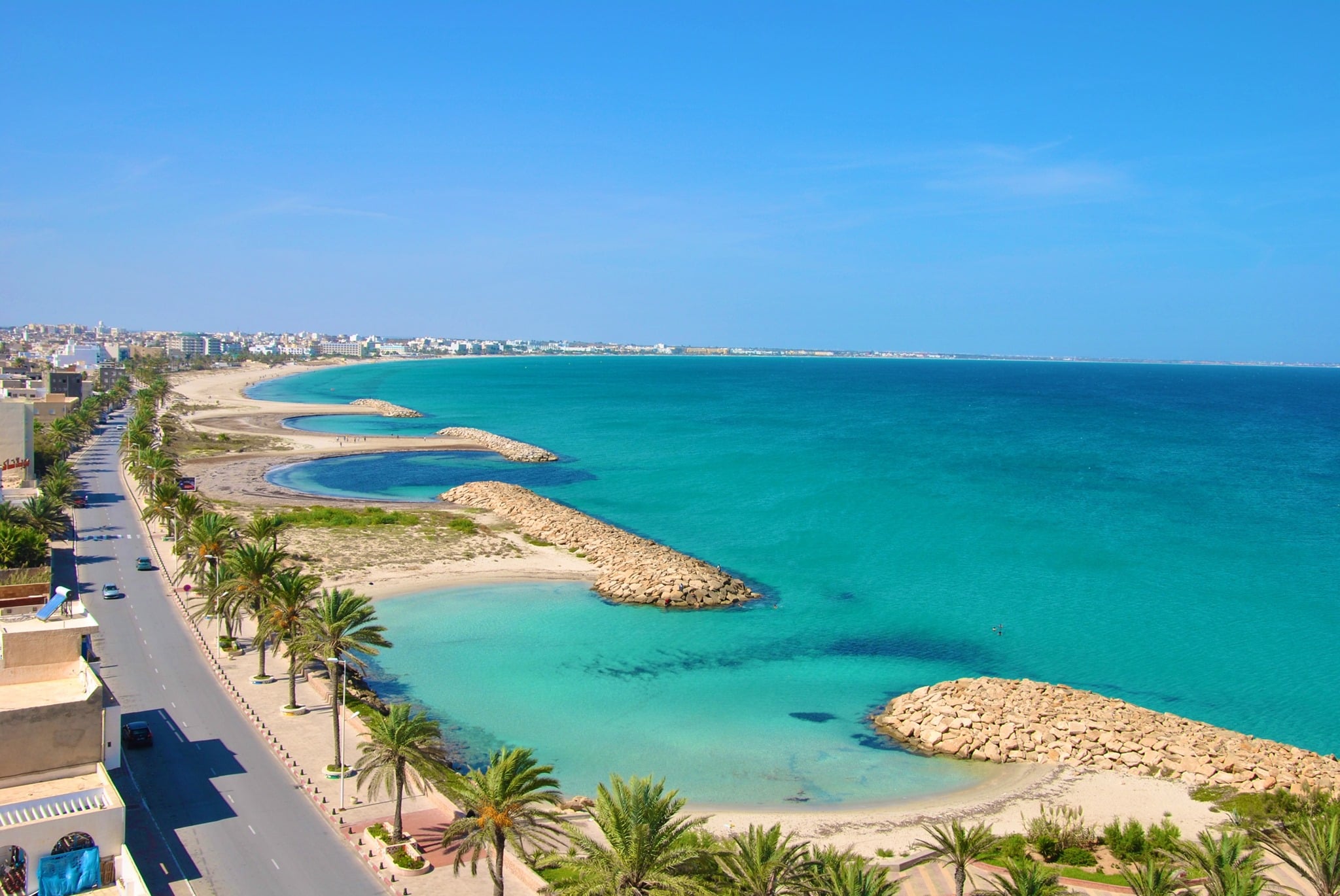 طقس مغيم جزئيا بأغلب الجهات  ودرجات الحرارة  تتراوح  بين 22 و 38درجة 