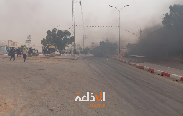المزونة: عدد من المواطنين يُغلقون الطريق 