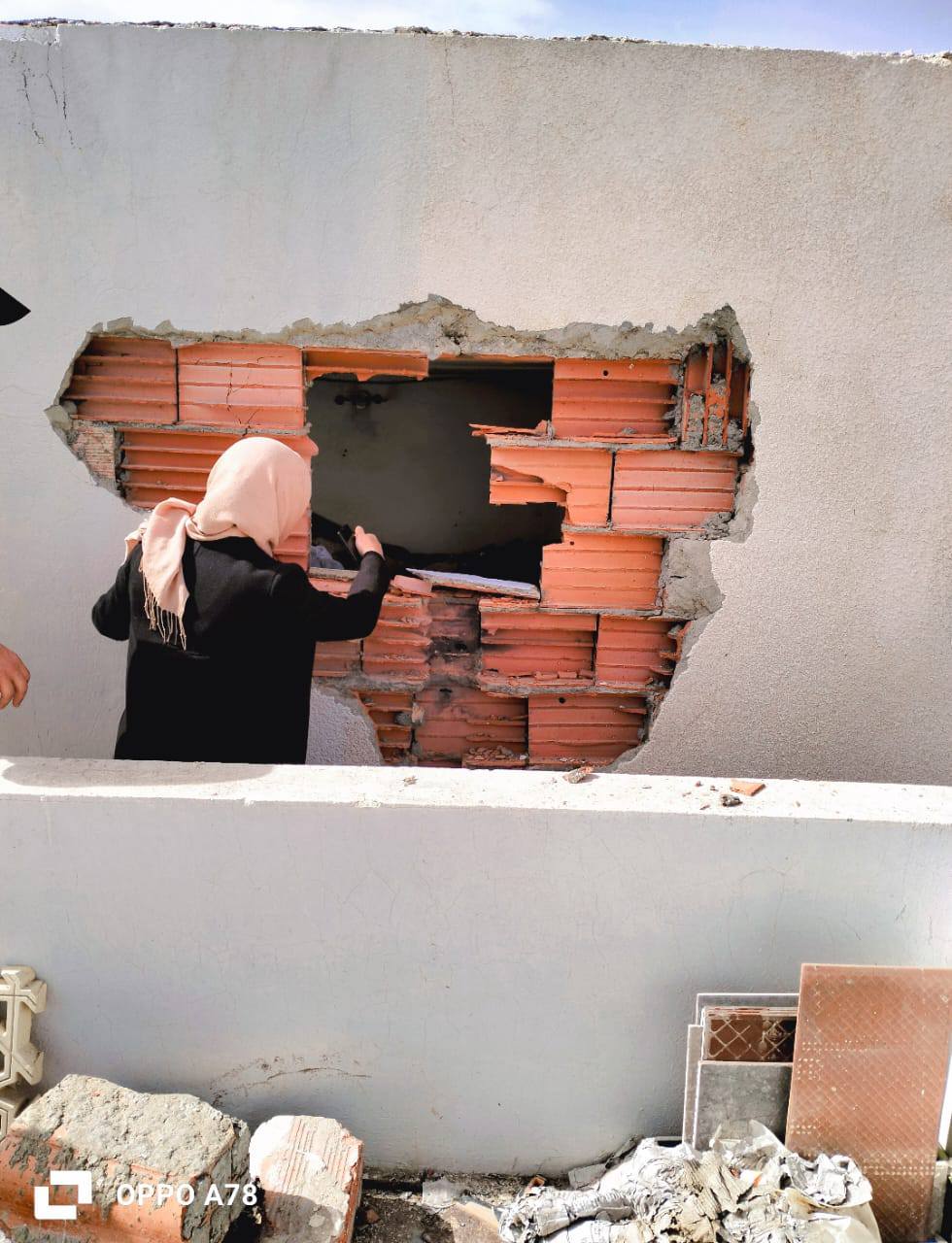 دار شعبان الفهري: صاعقة رعدية تتسبب في تصدع جدران أحد المنازل حديثة البناء