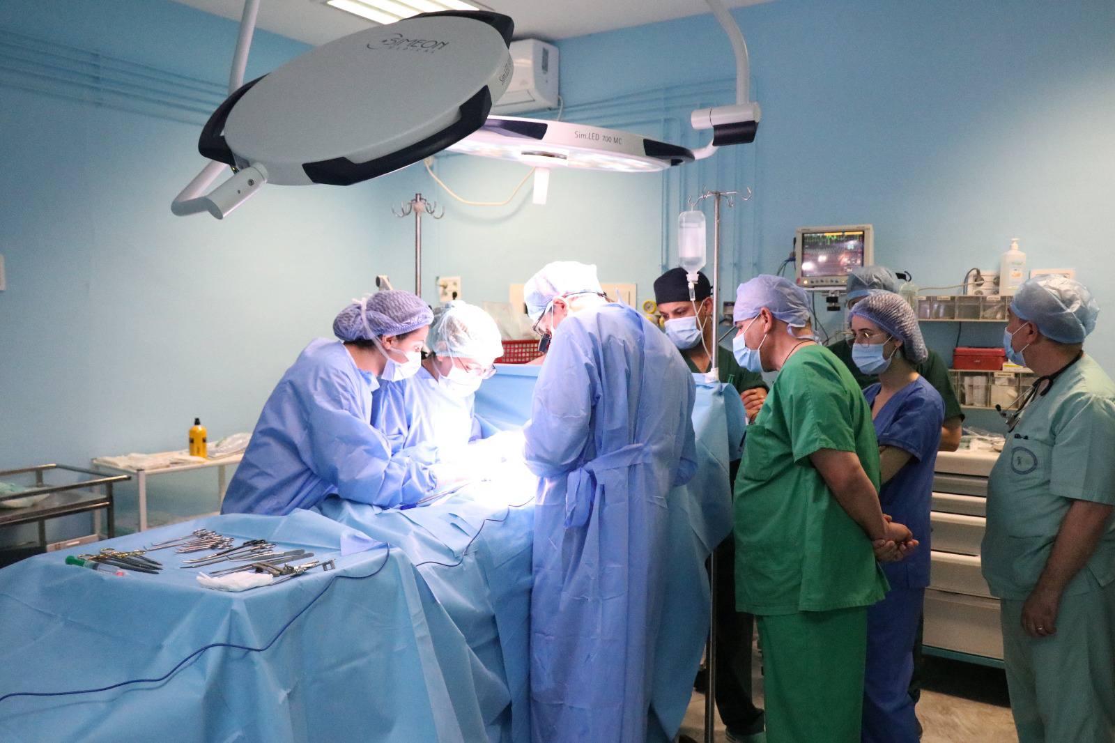الفريق الطبي بمستشفى البشير حمزة للأطفال ينجح في إجراء أول عملية قلب جراحية دقيقة لرضيع