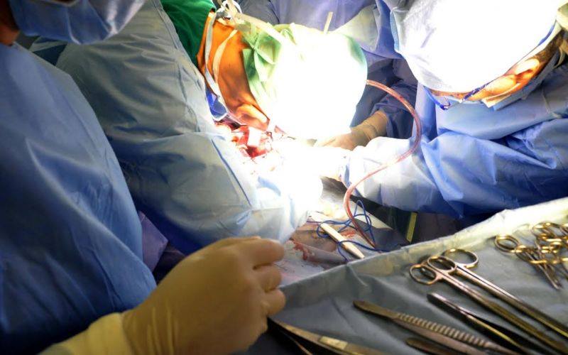 الفريق الطبي بمستشفى البشير حمزة للأطفال ينجح في إجراء أول عملية قلب جراحية دقيقة لرضيع