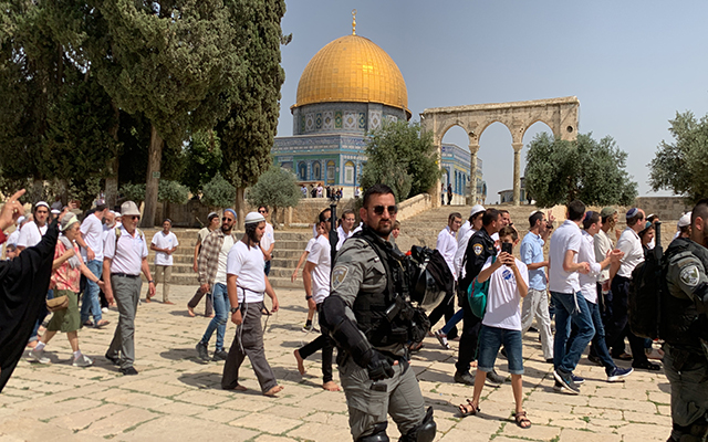 فلسطين : آلاف المستوطنين يقتحمون المسجد الأقصى ومقبرة باب الرحمة