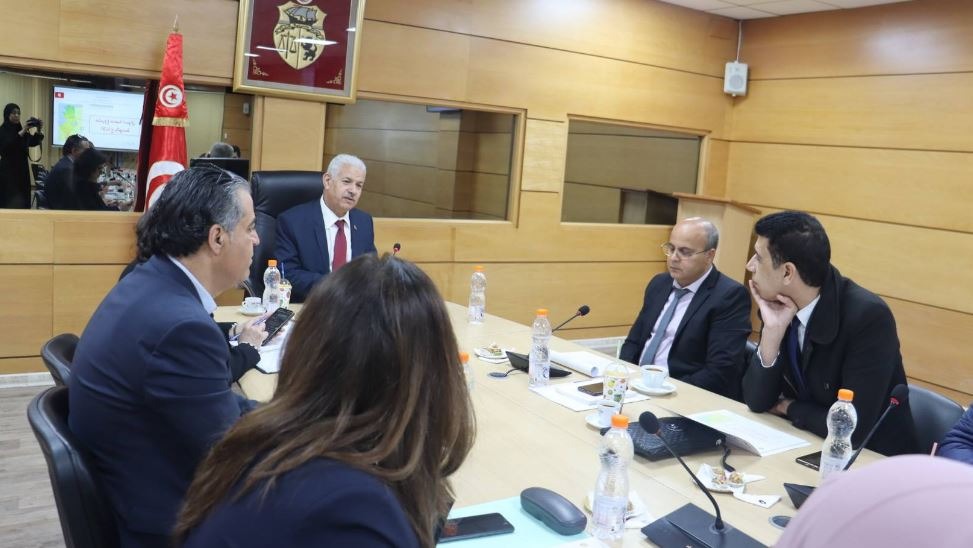 وزير التجارة يشرف على إجتماع مجلس إدارة شركة أسواق الإنتاج بالوسط بسيدي بوزيد