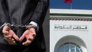 القصرين: الاحتفاظ بوكيل مقابيض سابق ببلدية الزهور وإحالة 4 موظفين بحالة تقديم