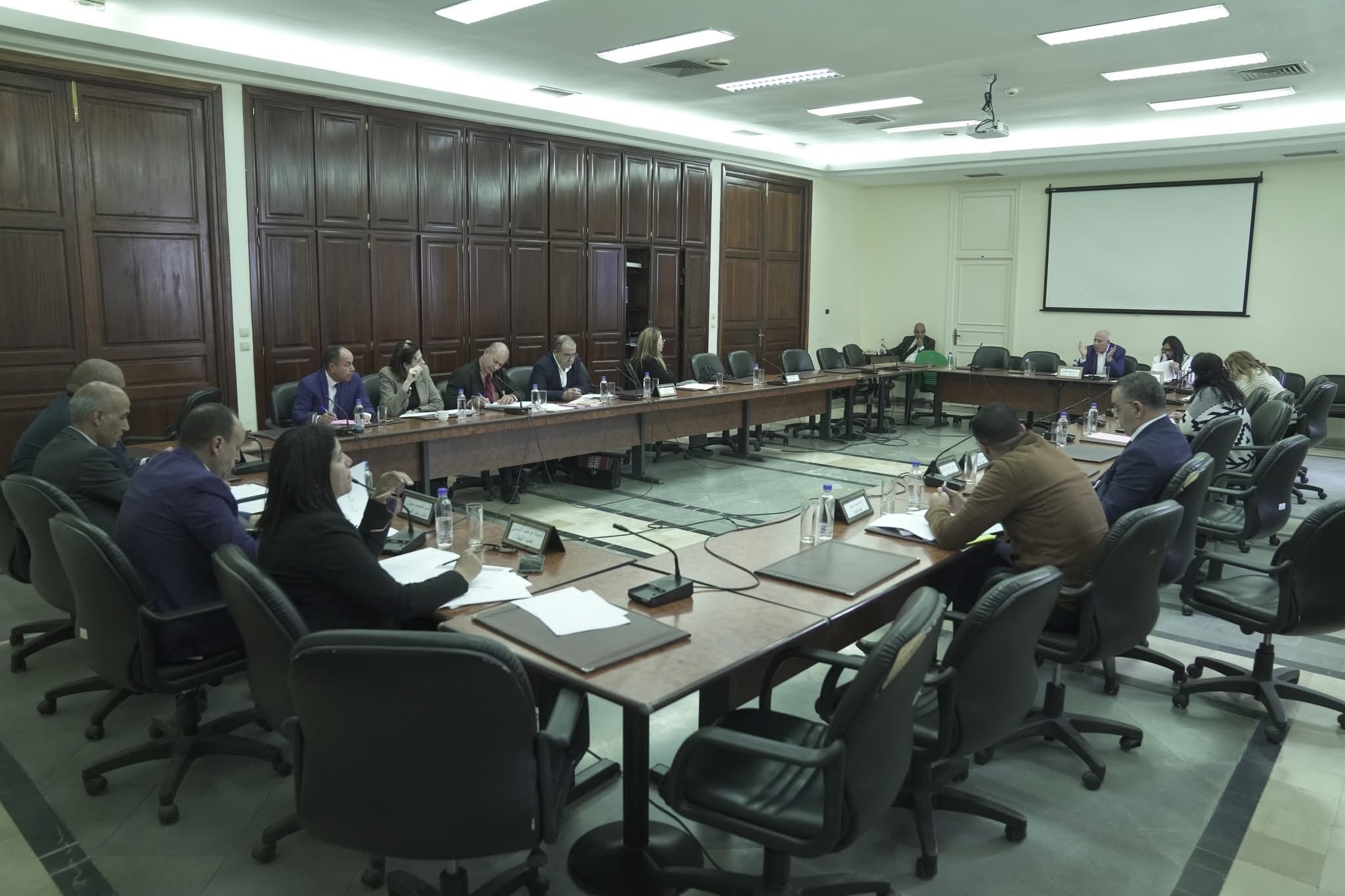 خبيران في قانون يقترحان على لجنة الصحة والشؤون الاجتماعية بالبرلمان حذف العقوبات السجنية الواردة ضمن مشروع قانون تنظيم عقود الشغل