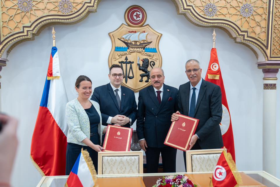 وزير الخارجية يعرض مع نظيره التشيكي مجالات التعاون القائمة بين البلدين و السبل الكفيلة بمزيد تطويرها.