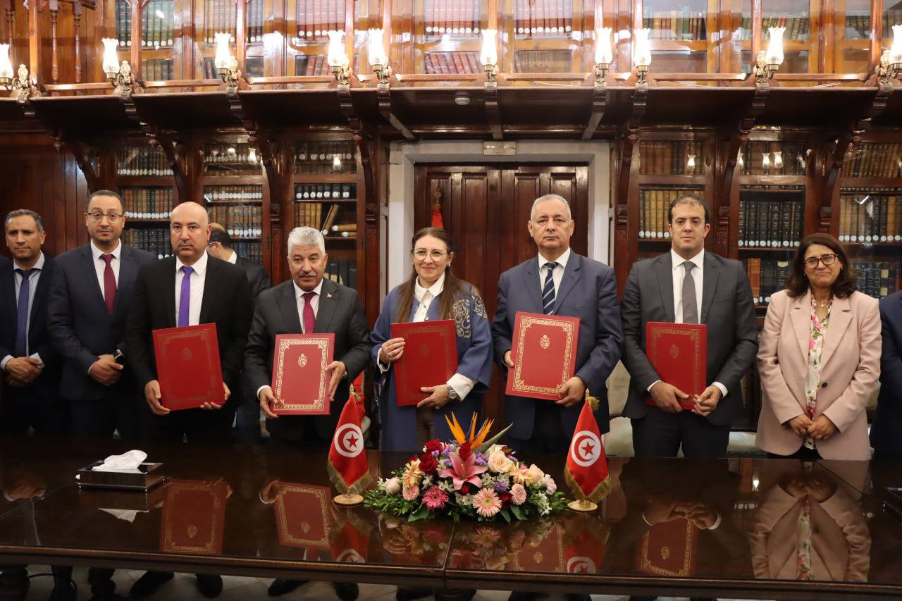 وزارتا المالية والتكوين والمهني والتشغيل توقعان 7 اتفاقيات تتعلق بخطوط تمويل لبعث المشاريع وإحداث مواطن الشغل