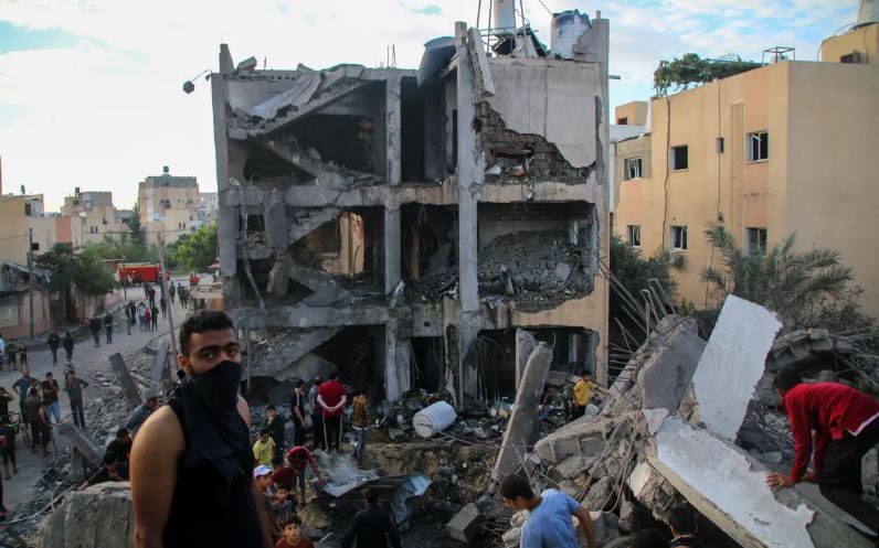 غــزة : استشهاد خمسة فلسطينيين في غارتين للاحتلال الصهيوني على مدينة دير البلح ومخيم النصيرات