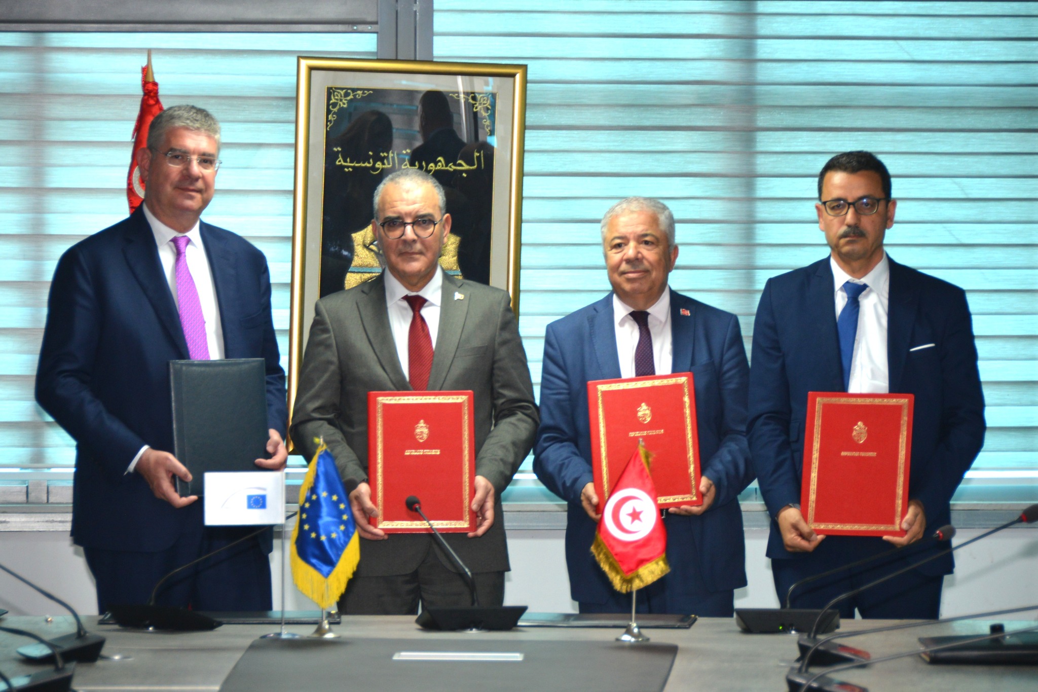 إمضاء اتفاقية قرضين تكميليين لتأمين وتعزيز تزويد تونس الكبرى بالماء الصالح للشرب  وتزويد المرفأ المالي.