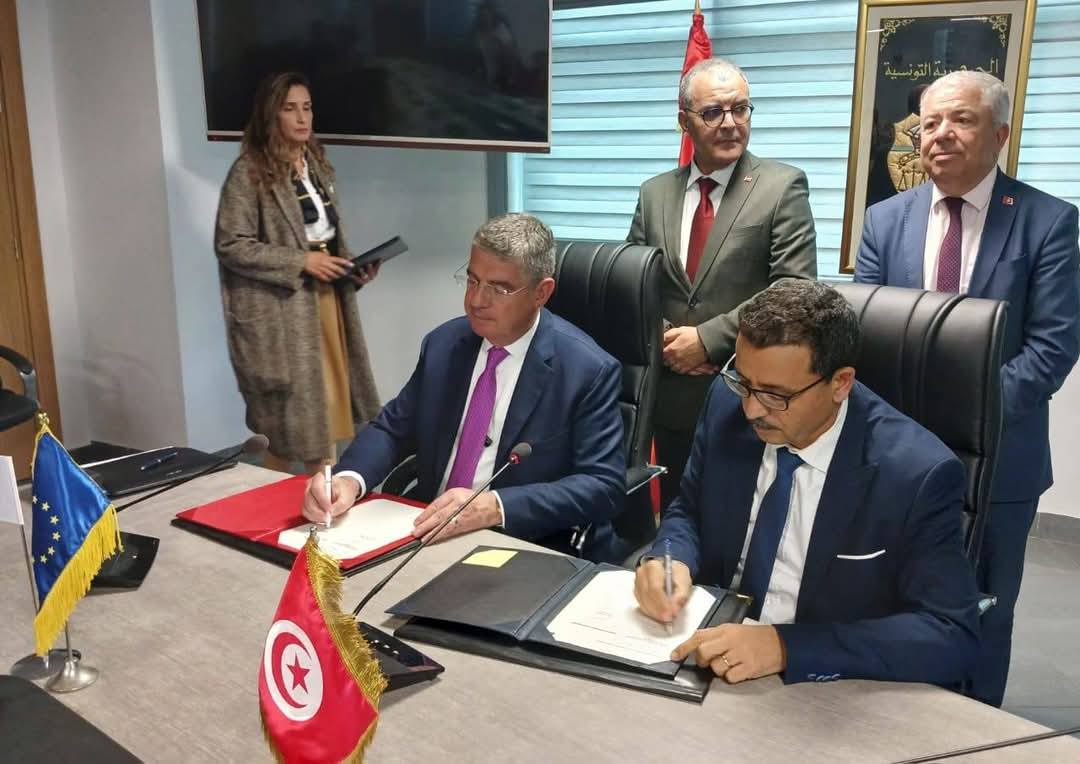 وزير الإقتصاد ونائب رئيس البنك الأوروبي للإستثمار يوقعان على اتفاقيات تمويل لفائدة قطاع المياه.
