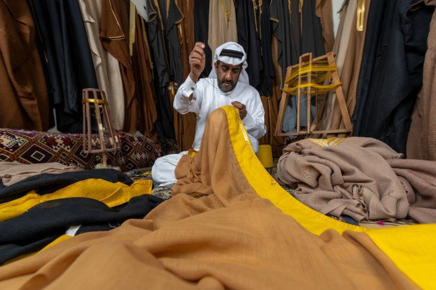 بين دفات الكتب وألوان التراث: معرض تونس الدولي للكتاب نافذة على ثقافات العالم "البشت الحساوي السعودي" نموذجا