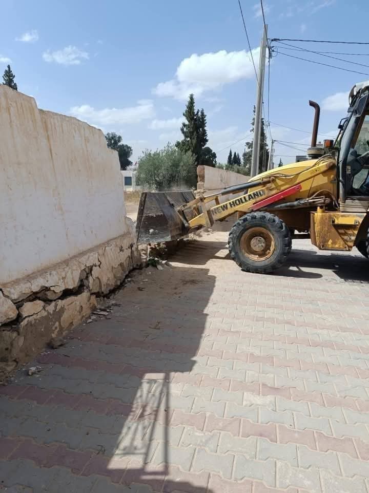 هدم جزء آيل للسقوط بسور جانبي بمعهد فرحات حشاد ببنزرت الشمالية