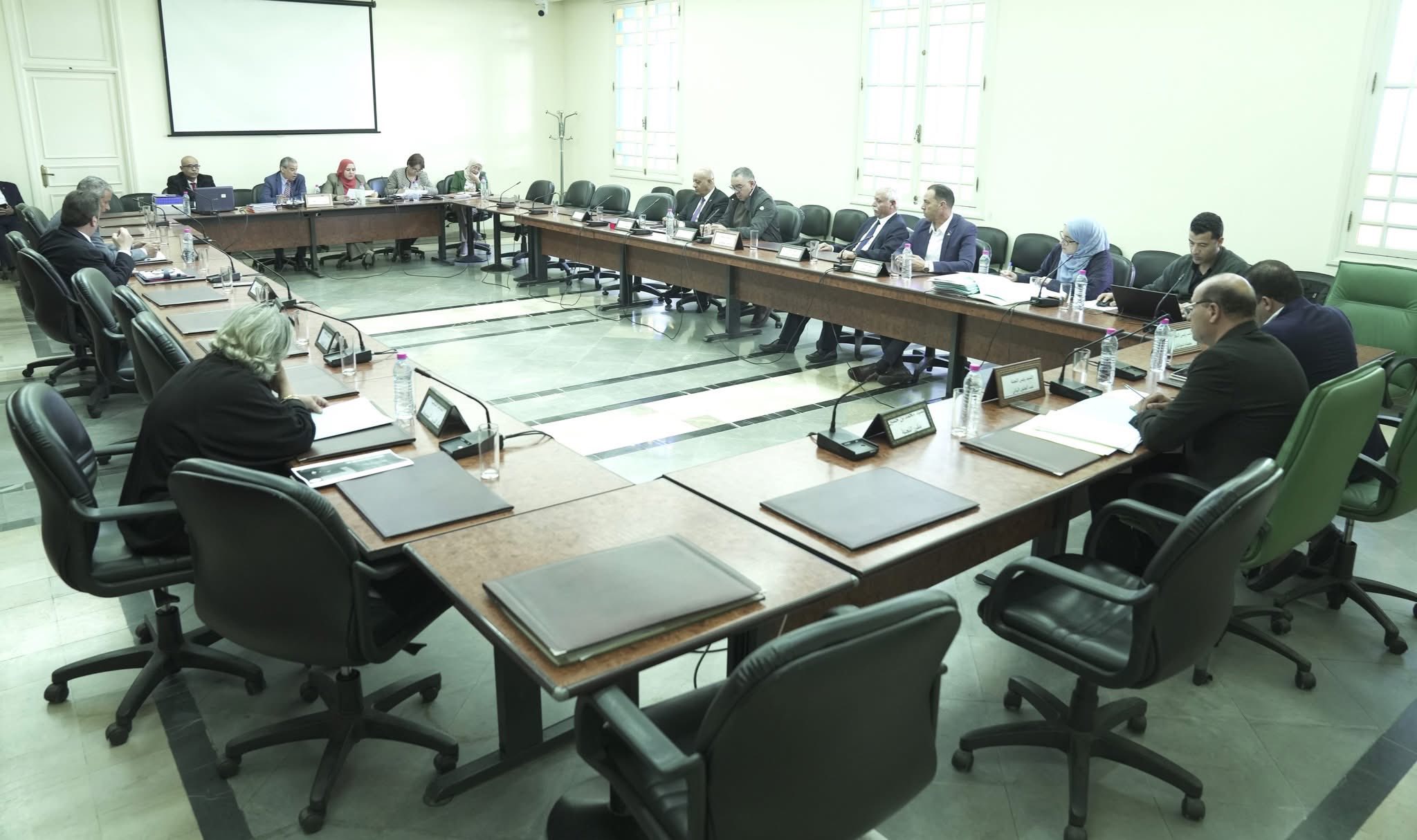 لجنة المالية والميزانية تعقد جلسة استماع حول مشروعي قانوني غلق ميزانيتي الدولة لسنتي 2021 و2022.  