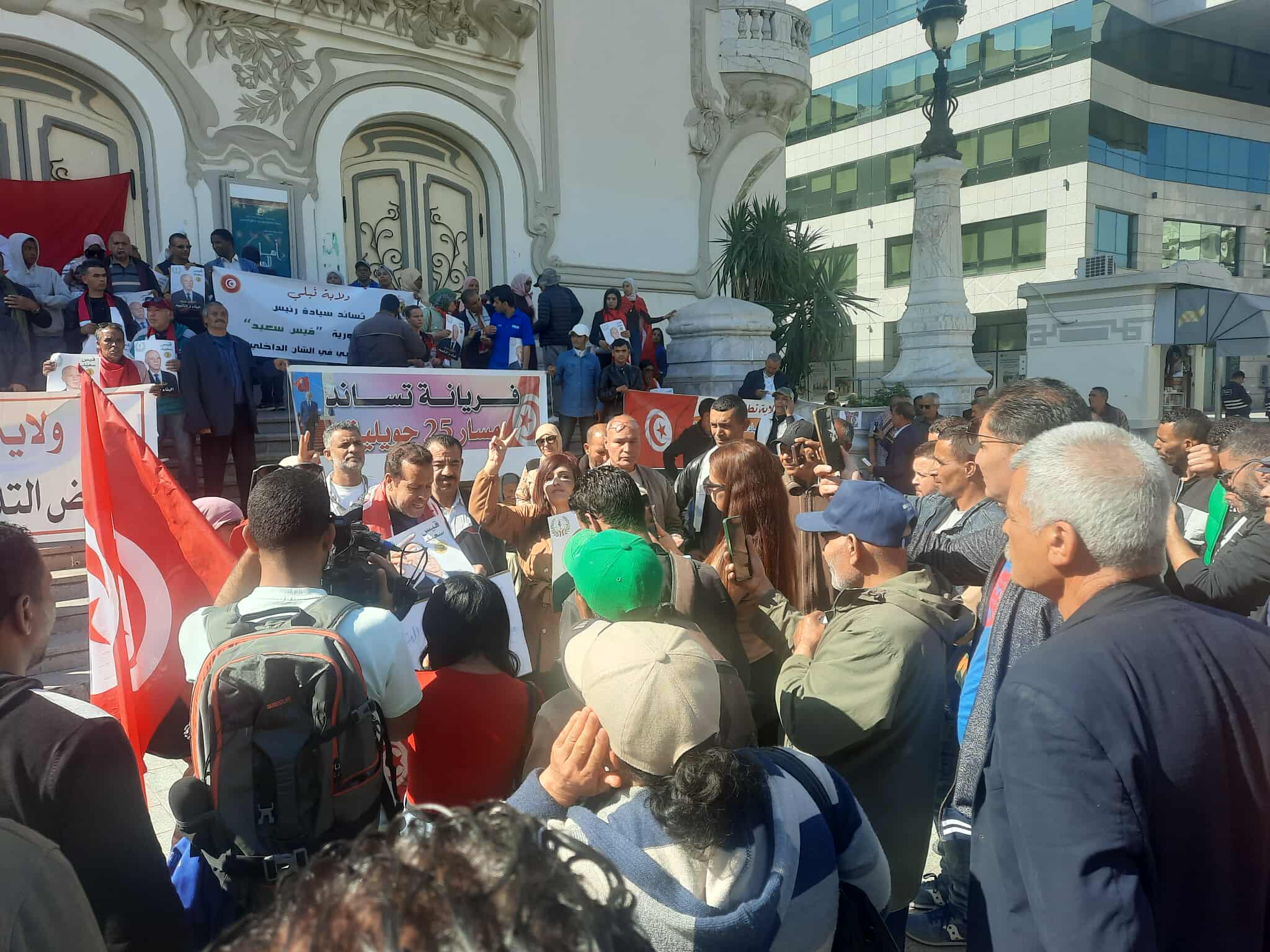 شارع الحبيب بورقيبة: وقفة لعدد من أنصار مسار 25 جويلية رفضا لأي تدخل أجنبي في تونس