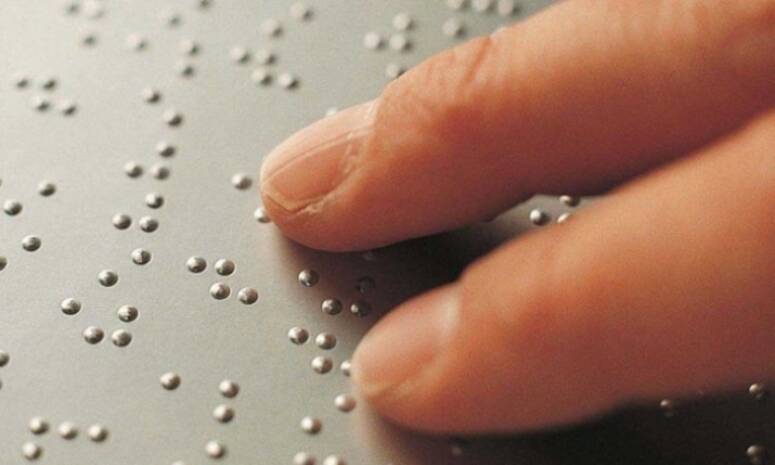 فرحة بلغة "براي": تلاميذ كفيفون يتلمّسون الحروف في معرض تونس الدولي للكتاب