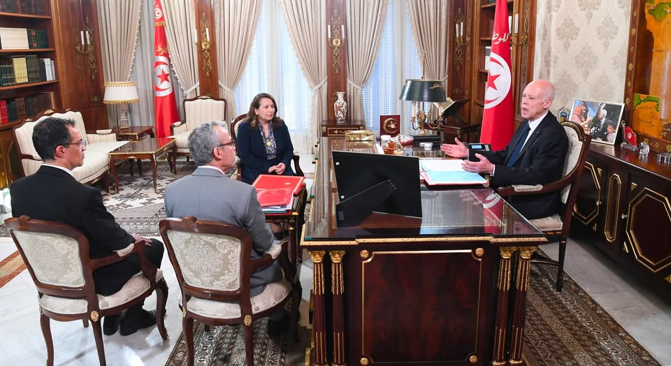 رئيس الجمهورية يسدى تعليماته بإيجاد حلول عاجلة للمنشآت التي زارها من بينها مطحنة الدهماني ومعمل البلاستيك بالمزونة.